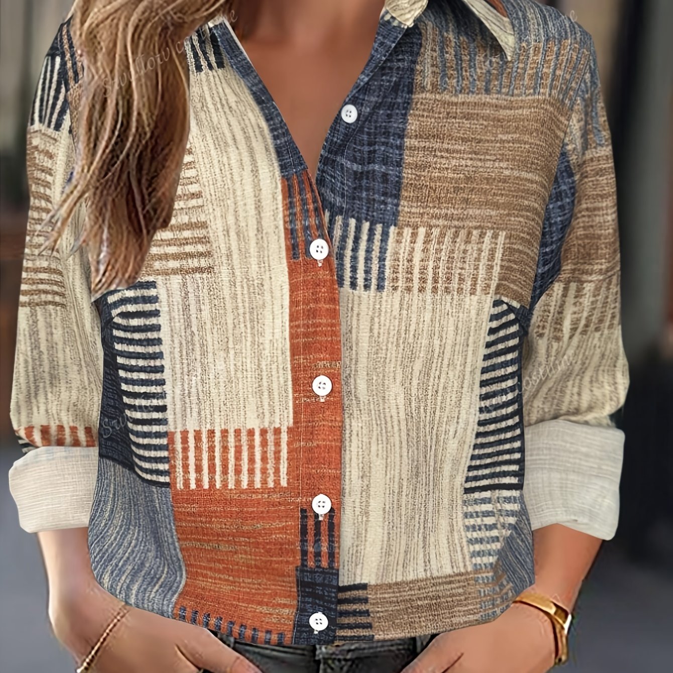 Thordis | Skjortebluse med jordnære toner og grafisk mønster