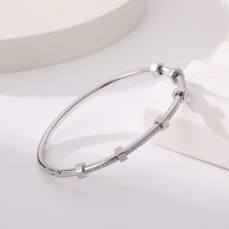 Ensley - Elegant Lys Gull Armbånd