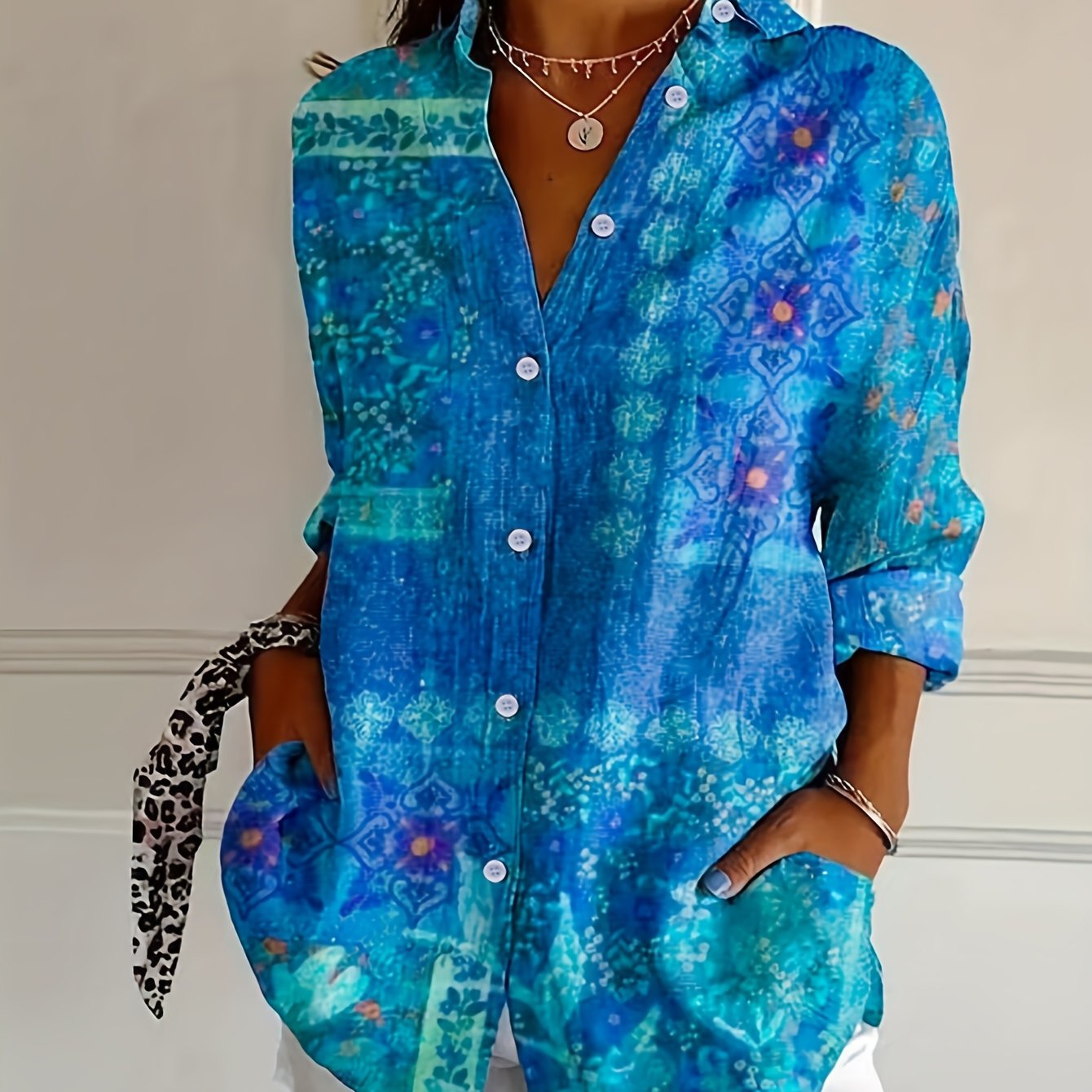 Margit | Skjortebluse med kunstnerisk blåmønster